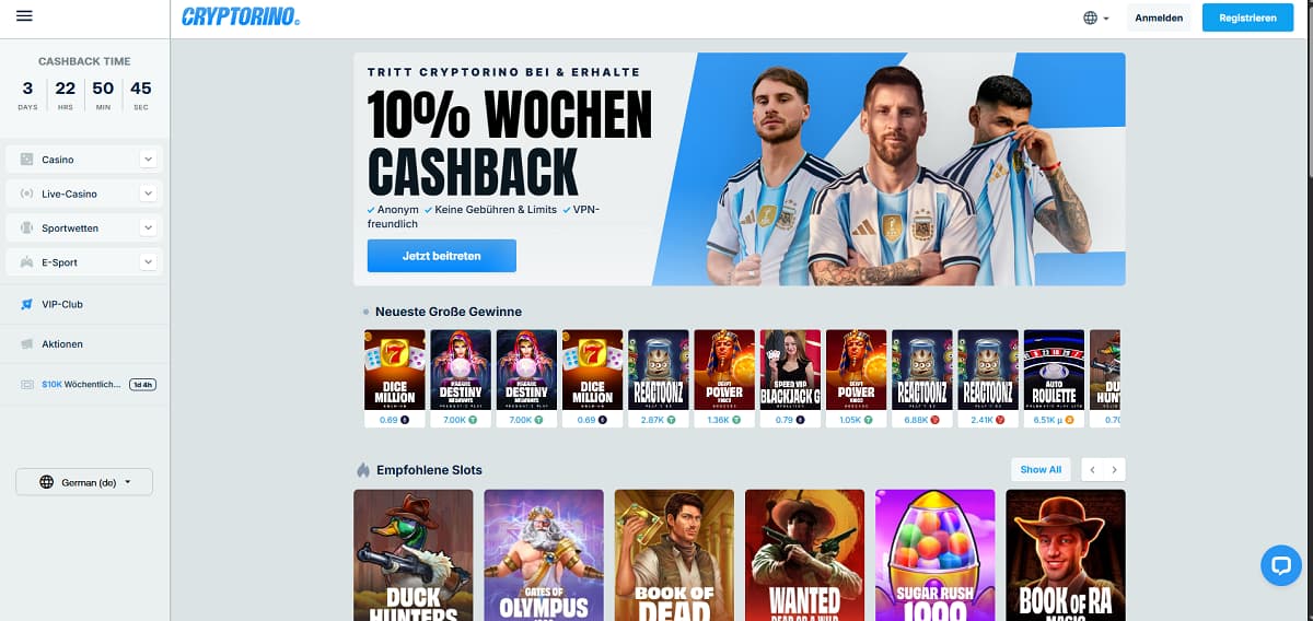 Cryptorino Startseite mit Banner, das 10 % Wochen-Cashback bewirbt. Design mit argentinischen Fußballspielern im Vordergrund. Navigation umfasst Casino, Live-Casino, Sportwetten, E-Sport und VIP-Club. Bereich zeigt „Neueste große Gewinne“ mit Slots wie Dice Million und Reactoonz sowie empfohlene Spiele wie Gates of Olympus und Book of Dead.