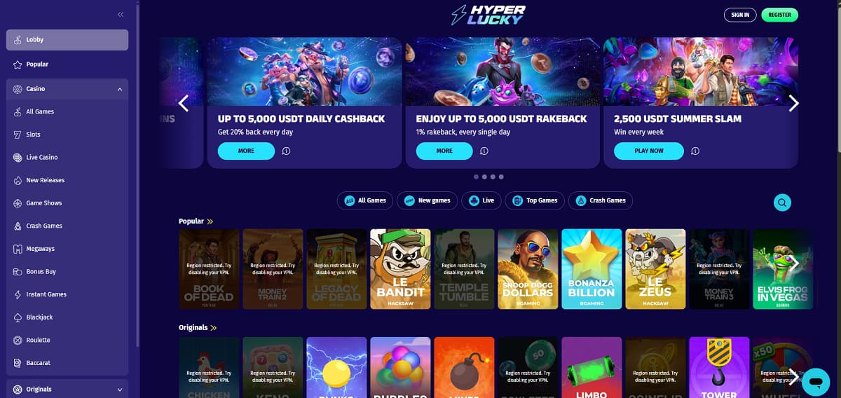 HyperLucky Startseite mit dunklem Neon-Design. Banner bewirbt tägliches Cashback bis zu 5.000 USDT und Rakeback-Angebote. Navigation umfasst Slots, Live-Casino, Crash Games und Originals. Bereich „Beliebt“ zeigt Spiele wie Book of Dead, Money Train 2 und Elvis Frog in Vegas.